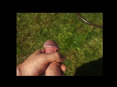 ❤️ Hottie beroa bere pussy arrosa izorratu egiten du eta udako lorategi batean squirt batekin esperma egiten du ❤ Izorratu bideoa gugan ❌️