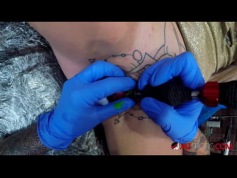 ❤️ Sully Savage-k izugarri tatuatu zuen klitorian tatuaje bat egin zuen ❤ Izorratu bideoa gugan ❌️