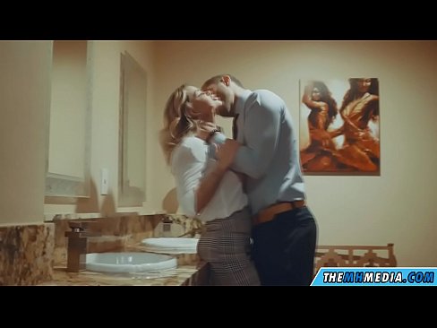 ❤️ Ilehoria busti batek komun publiko batean seduzitzen zaituenean ❤ Izorratu bideoa gugan ❌️